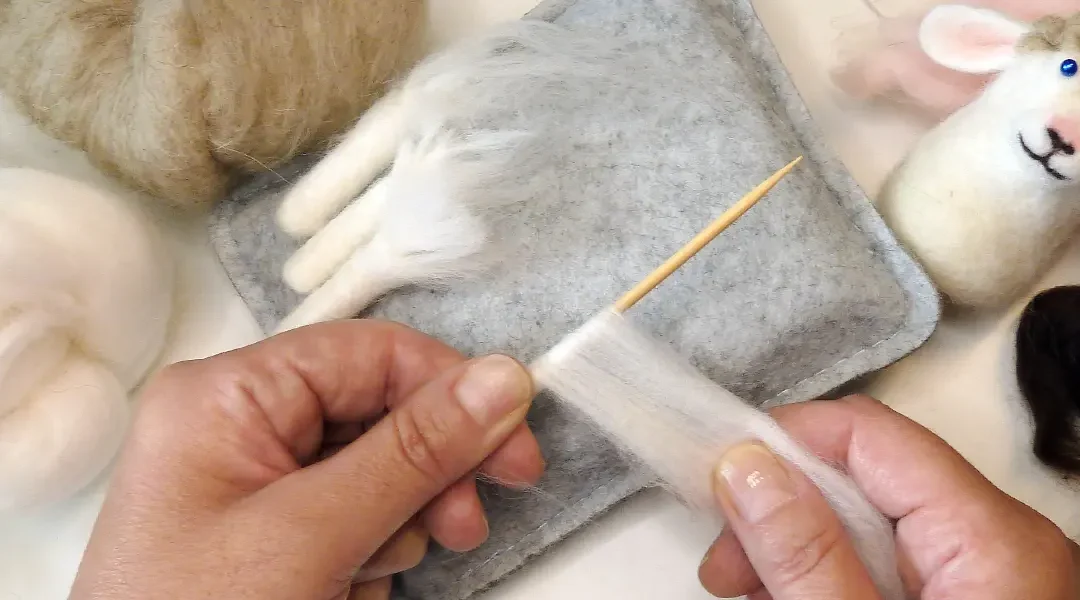 Cómo fieltrar cilindros con needle felting paso a paso