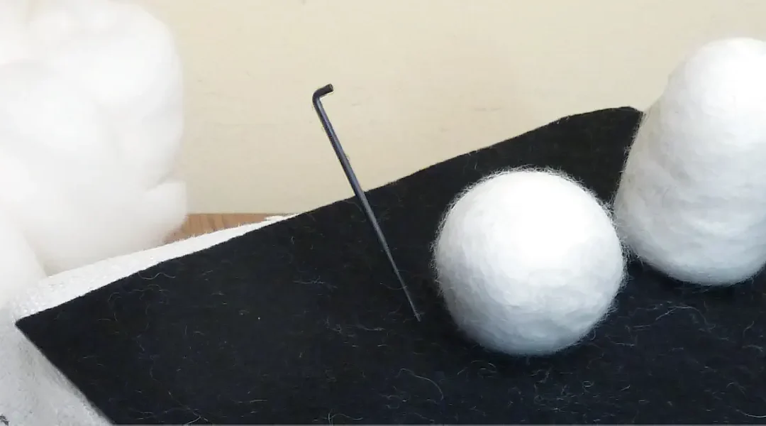 Cómo fieltrar formas redondeadas con needle felting paso a paso