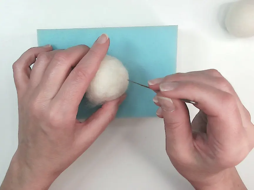 Cómo fieltrar formas redondeadas con needle felting paso a paso 3 Crear Bolas 3