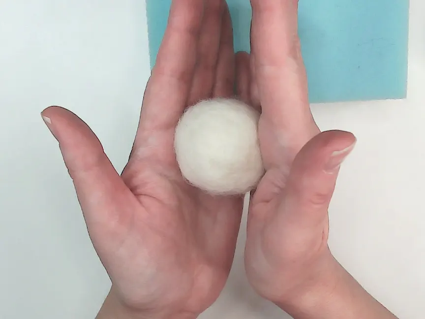 Cómo fieltrar formas redondeadas con needle felting paso a paso 4 Crear Bolas 4